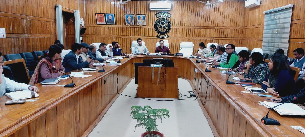 विशेष प्रगाढ़ पुनरीक्षण एस.आई.आर. तथा त्रिस्तरीय पंचायत निर्वाचक नामावली के वृहद पुनरीक्षण, 2025 की समीक्षा हेतु डीएम अक्षय त्रिपाठी की अध्यक्षता में बैठक सम्पन्न। आयोग के दिशा निर्देशों का अनुपालन सुनिश्चित करते हुए समयबद्धता के साथ कार्य पूर्ण करने के दिये गये निर्देश।
