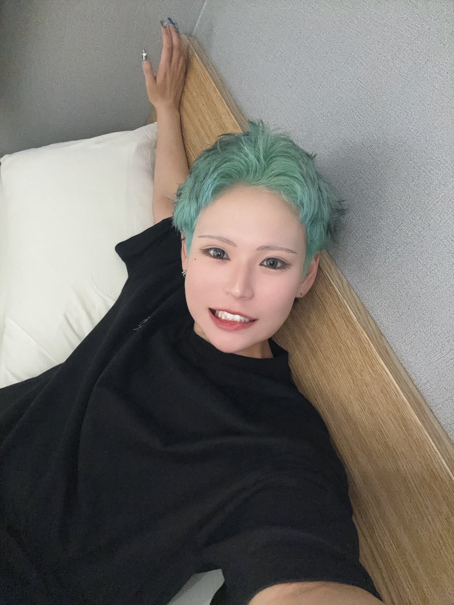 588496_com's tweet image. 5884 96(コバヤシ クム)💚🪶

性別もキャラもひとことで説明できないタイプです。

K-POP、バンド、歌。  

よく笑って、よく食べて、よく遊んで、よく寝る。