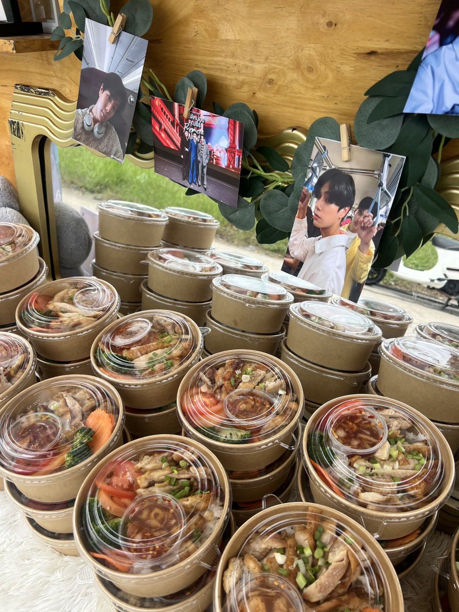 servedbywinnie2's tweet photo. Food truck for @phuwintang
By @PPW_IDFC #WriteForPhuwin 🤍🌟
ตามมาติดๆด้วยรถฟู้ดทรัคร้านไก่ทอดสุดเจ๋งแจ๋ว
บอกเลยว่าอิ่มกันสุดๆกองนี้!
Thank you Indonesia fans🤍😚🇮🇩
#MeAndTheeSeriesQ33 🫶🏻✨
#phuwintang https://t.co/dIG59tgddb