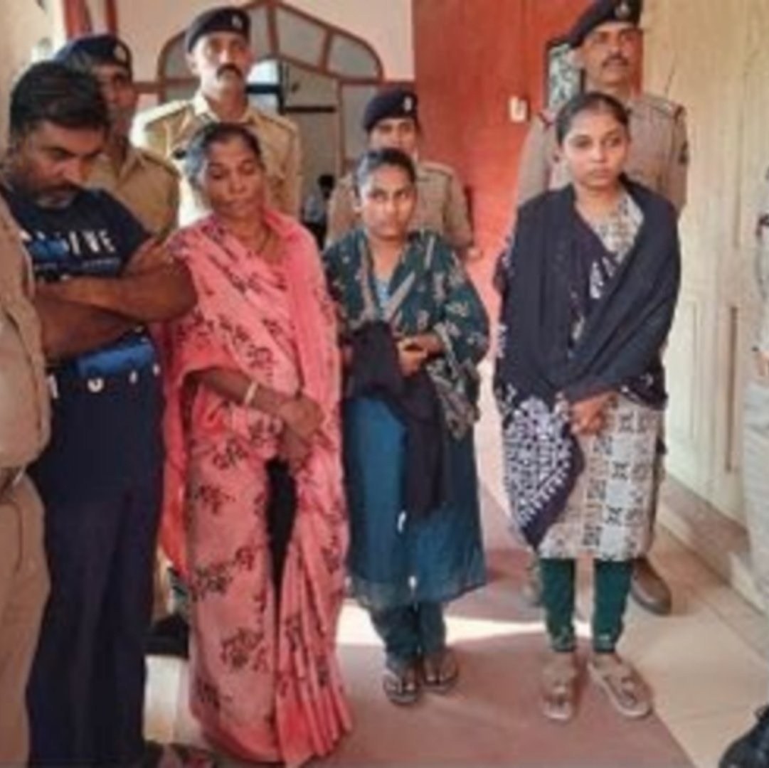 गुजरात में एक लुटेरी दुल्हन को गिरफ्तार किया गया है, जिसने एक नहीं बल्कि 15 शादियाँ की थीं। उसने 10 अलग अलग जिलों में शादी कर कुल 52 लाख रुपये और गहने लूटे लुटेरी दुल्हन का नाम चांदनी उम्र 24 वर्ष है
इसके साथ ही कुछ दलालों को भी गिरफ्तार किया गया है, जो शादियाँ करवाने में उसकी