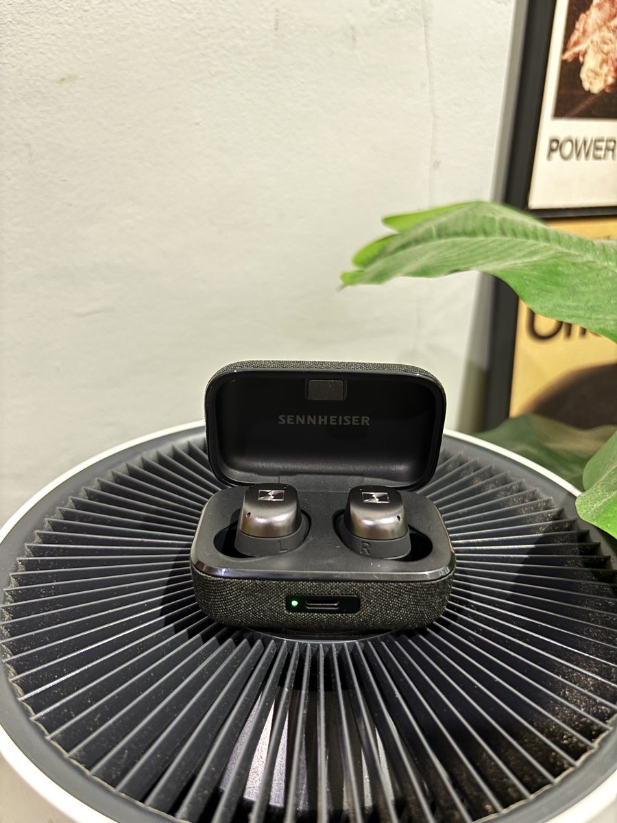 #WTS Sennheiser Momentum 4 TWS

Kondisi: 
- BNIB, cm lepas segel buat ngecek itemnya
- ⁠Garansi panjang, Agustus 2026

Alasan jual: 
Sebelomnya ini TWS kena air, dipikir udah gabisa klaim garansi tp malah diganti baru &amp; udah terlanjur beli TWS lg

Open Price: Rp2.900.000 (nego)