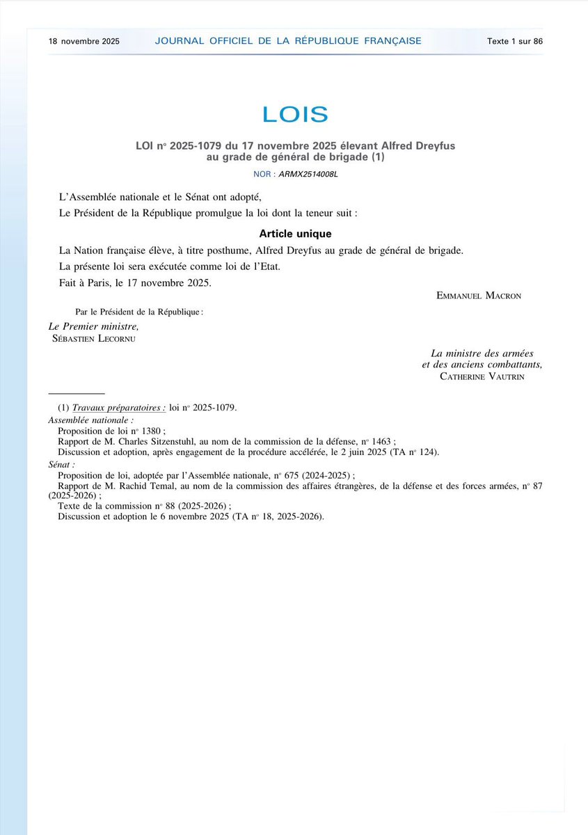 Publiée au Journal officiel le 18 novembre 2025, la loi élevant Alfred Dreyfus au rang de général de brigade, à titre posthume, parachève sa réhabilitation.

Elle nous rappelle également l’importance que l’Affaire continue d’exercer sur nos consciences et la manière dont elle a