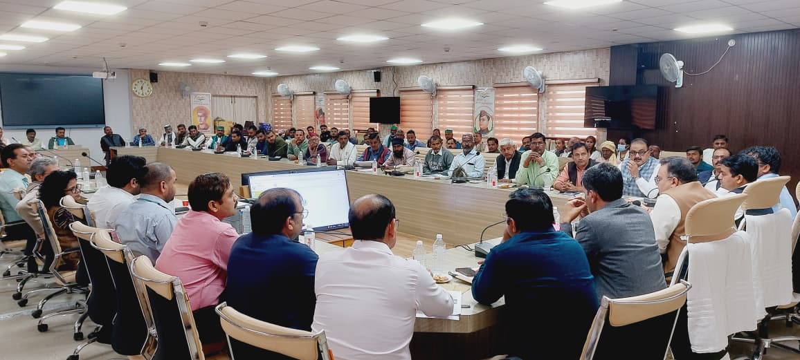 कृषकों की समस्याओं के निराकरण हेतु डीएम अक्षय त्रिपाठी की अध्यक्षता में किसान दिवस सम्पन्न। कृषि य़न्त्रों का उपयोग कर पराली प्रबन्धन से अतिरिक्त आय अर्जित करने तथा शत-प्रतिशत फार्मर रजिस्ट्री कराने की डीएम ने कृषकों से की अपील। <a href="/CMOfficeUP/">CM Office, GoUP</a> <a href="/ChiefSecyUP/">S.P. Goyal, Chief Secretary, GoUP</a> <a href="/UPGovt/">Government of UP</a>