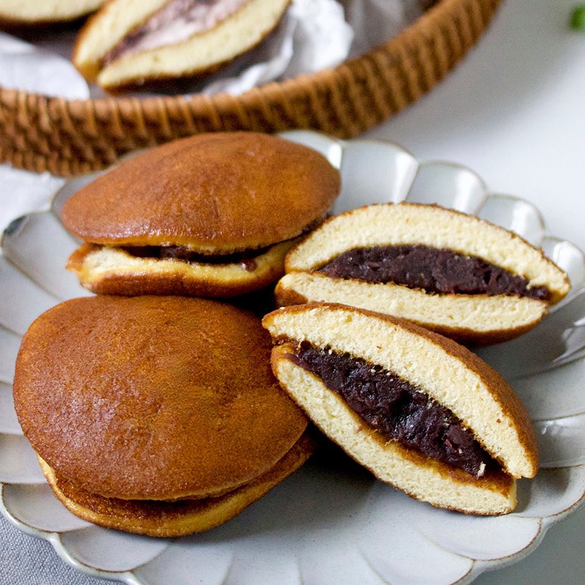 NekoJitaBlog's tweet image. Es la tercera vez que mis padres vienen a Japón y por fin mi madre se ha atrevido a probar comida japonesa. Empezó con los osenbei y le han encantado. Lo mismo con el Calpis. Hoy ha cenado ramen y le ha gustado tanto que se ha bebido el caldo como si fuera un tazón de leche 🤣