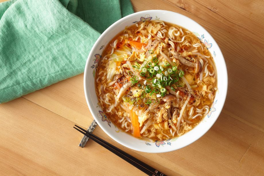 NekoJitaBlog's tweet image. Es la tercera vez que mis padres vienen a Japón y por fin mi madre se ha atrevido a probar comida japonesa. Empezó con los osenbei y le han encantado. Lo mismo con el Calpis. Hoy ha cenado ramen y le ha gustado tanto que se ha bebido el caldo como si fuera un tazón de leche 🤣