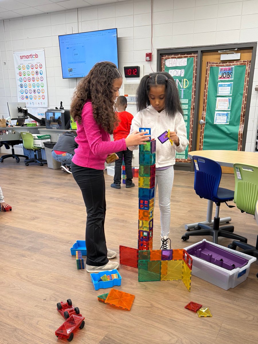 CM201U's tweet image. Mrs. Anderson’s 2nd graders at Balmoral built tall, sturdy towers in SmartLab using magnetic tiles! 
Teamwork, creativity, and problem-solving were on full display. ✨

#BalmoralBulldogs #SmartLab #Teamwork #STEMChallenge #HandsOnLearning