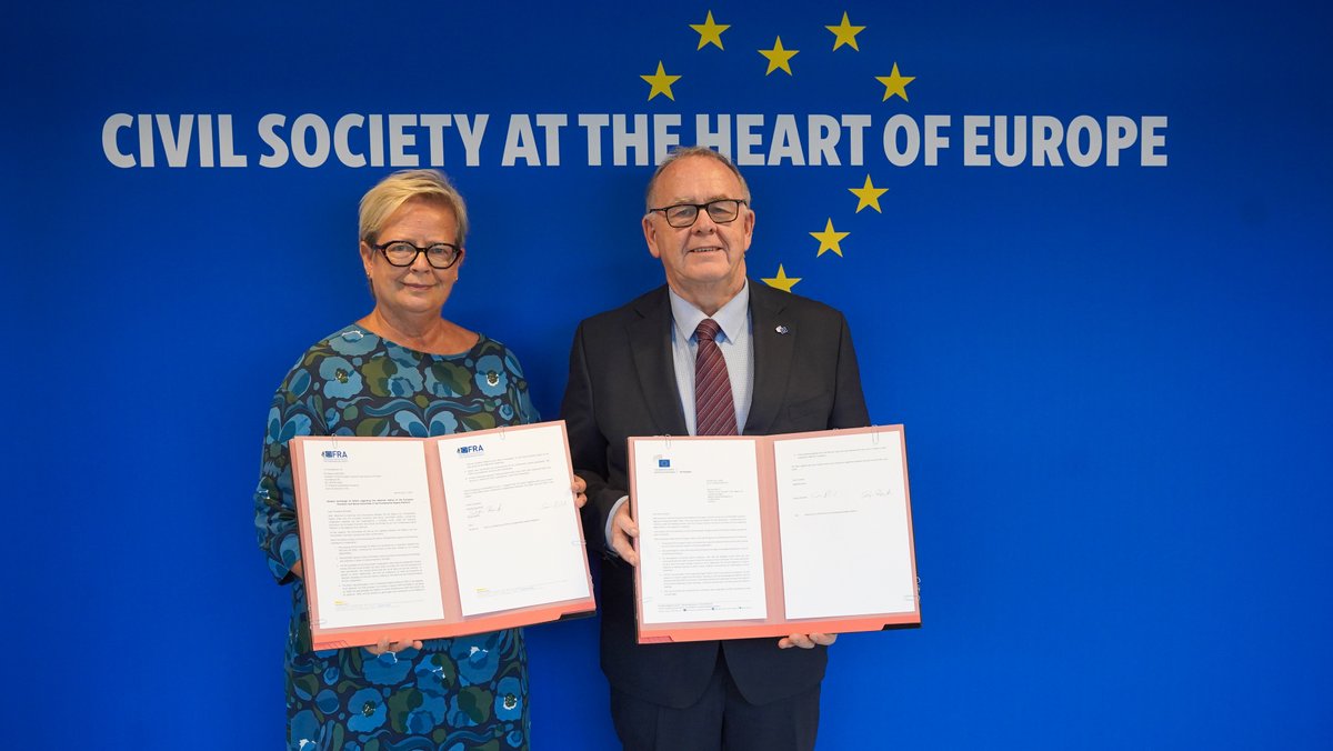 FRA Director <a href="/sirpa_rautio/">Sirpa Rautio</a> &amp; <a href="/EESC_President/">Séamus Boland</a> Séamus Boland signed an agreement enabling the EESC to join FRA’s Fundamental Rights Platform as an observer.

A key and timely step in strengthening #CivilSociety support &amp; engagement in line with the EU's new Civil Society Strategy.