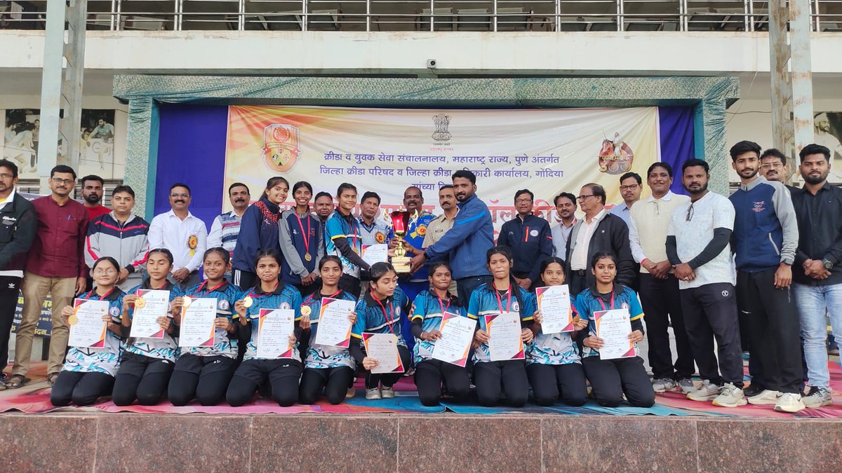 InfoGondia's tweet image. राज्यस्तरीय शालेय नेटबॉल स्पर्धेत नागपूर विभागाचा दबदबा! 
गोंदिया क्रीडा संकुल मैदानावर झालेल्या राज्यस्तरीय नेटबॉल स्पर्धेत 8 विभागाचा सहभाग. अंतिम सामन्यात नागपूर विभागाच्या मुला व मुलींच्या चमूंनी उत्कृष्ट कामगिरी करत प्रथम क्रमांक पटकावला. 
#Gondia #Netball #Sports