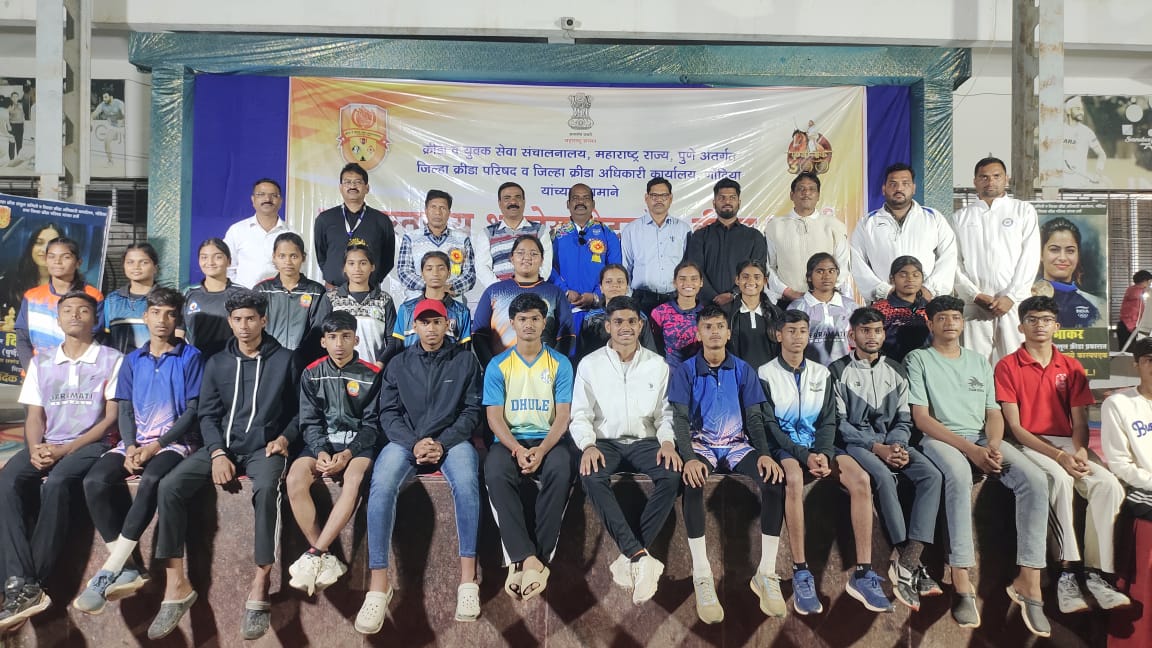 InfoGondia's tweet image. राज्यस्तरीय शालेय नेटबॉल स्पर्धेत नागपूर विभागाचा दबदबा! 
गोंदिया क्रीडा संकुल मैदानावर झालेल्या राज्यस्तरीय नेटबॉल स्पर्धेत 8 विभागाचा सहभाग. अंतिम सामन्यात नागपूर विभागाच्या मुला व मुलींच्या चमूंनी उत्कृष्ट कामगिरी करत प्रथम क्रमांक पटकावला. 
#Gondia #Netball #Sports