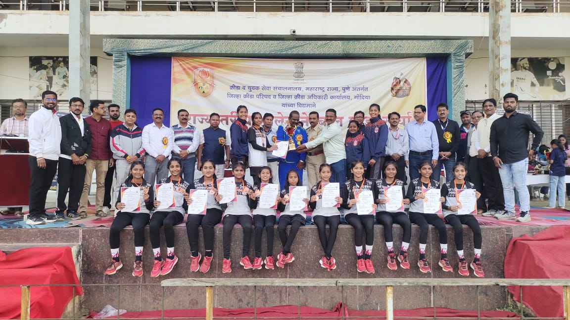 InfoGondia's tweet image. राज्यस्तरीय शालेय नेटबॉल स्पर्धेत नागपूर विभागाचा दबदबा! 
गोंदिया क्रीडा संकुल मैदानावर झालेल्या राज्यस्तरीय नेटबॉल स्पर्धेत 8 विभागाचा सहभाग. अंतिम सामन्यात नागपूर विभागाच्या मुला व मुलींच्या चमूंनी उत्कृष्ट कामगिरी करत प्रथम क्रमांक पटकावला. 
#Gondia #Netball #Sports