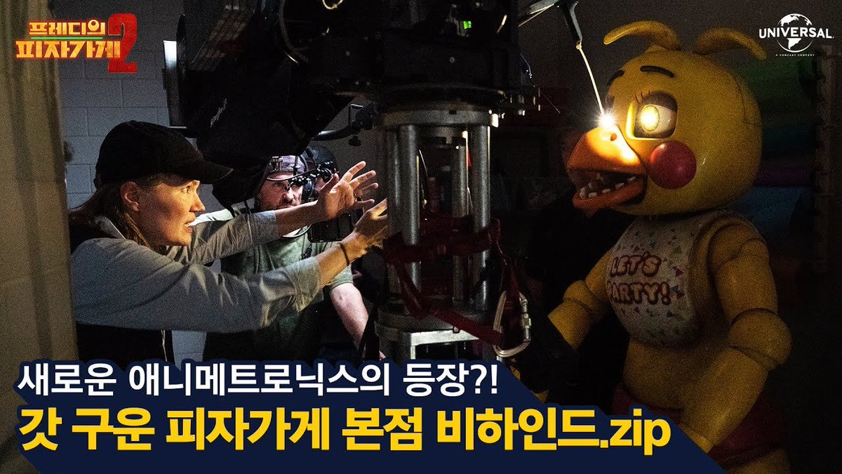 🚨 | Uma nova foto de bastidores com diretora Emma Tammi e Toy Chica em FIVE NIGHTS AT FREDDY'S 2  divulgada pela Universal Pictures da Coreia. 

#FNAF2 #FNAF2Movie #FiveNightsAtFreddys