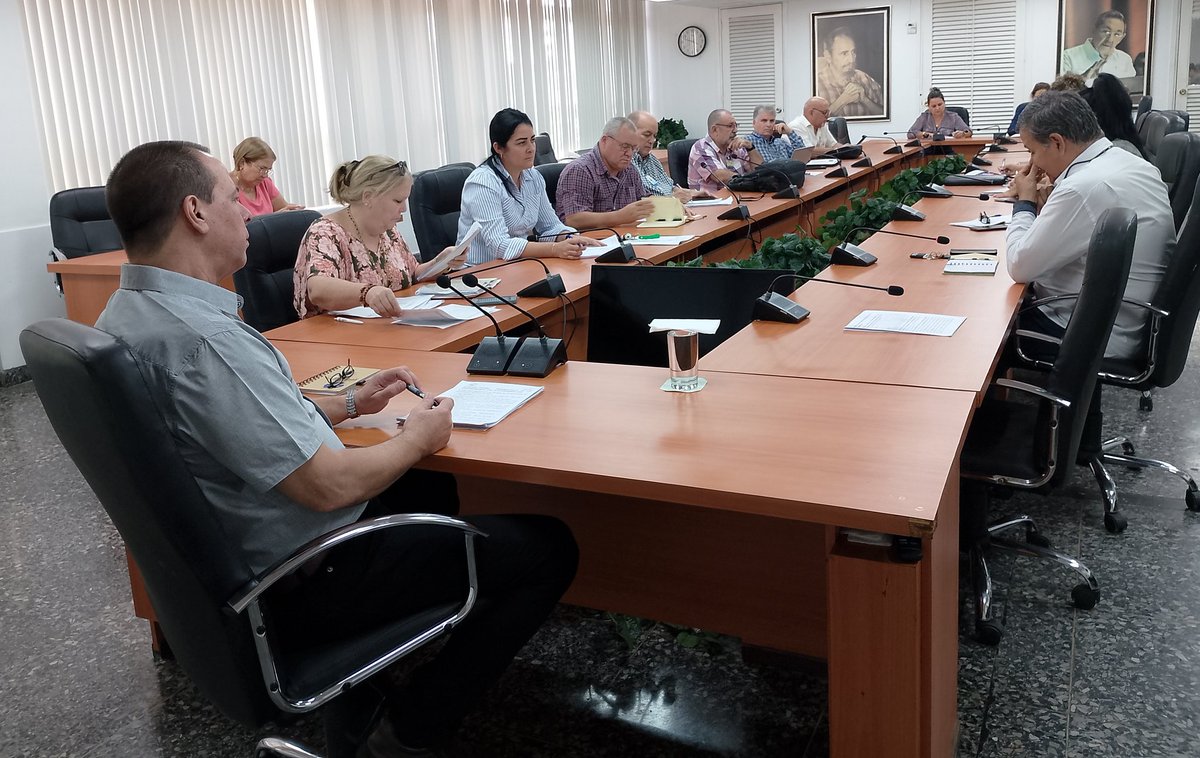 🗣️Evalúa <a href="/japortalmiranda/">José Angel Portal Miranda</a> la organización y resolutividad de los servicios de Salud en territorios con mayores afectaciones tras el paso del huracán Melissa.

 ⚕️🇨🇺 Se mantiene el seguimiento a la entrega y distribución de los donativos que recibe el sector.

#CubaPorLaVida
