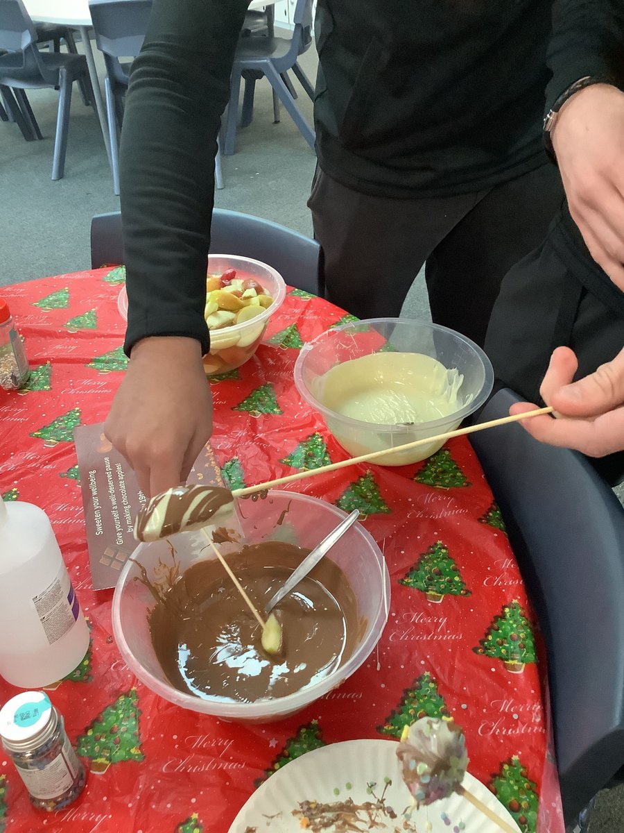 🍎✨ Year 13 Wellbeing Boost! ✨🍫
Our Sixth Form students warmed up today, making chocolate apples! A lovely way to lift everyone’s spirits after coming in from the cold.