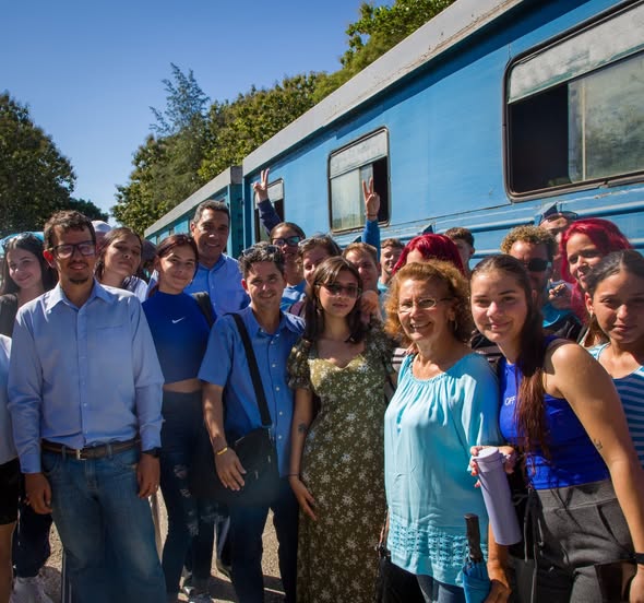 E_RdgzDavila's tweet image. El Tren Universitario de Santa Clara. Este servicio parte de la estación de la ciudad hacia la Universidad Central &quot;Martha Abreu&quot; de Las Villas (UCLV), es el gigante que transporta diariamente a estudiantes, profesores y otros trabajadores.⤵️
facebook.com/share/p/1G6KTZ…