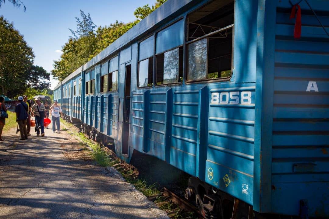 E_RdgzDavila's tweet image. El Tren Universitario de Santa Clara. Este servicio parte de la estación de la ciudad hacia la Universidad Central &quot;Martha Abreu&quot; de Las Villas (UCLV), es el gigante que transporta diariamente a estudiantes, profesores y otros trabajadores.⤵️
facebook.com/share/p/1G6KTZ…
