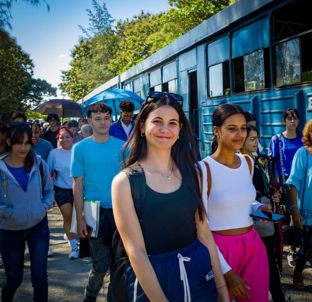 E_RdgzDavila's tweet image. El Tren Universitario de Santa Clara. Este servicio parte de la estación de la ciudad hacia la Universidad Central &quot;Martha Abreu&quot; de Las Villas (UCLV), es el gigante que transporta diariamente a estudiantes, profesores y otros trabajadores.⤵️
facebook.com/share/p/1G6KTZ…