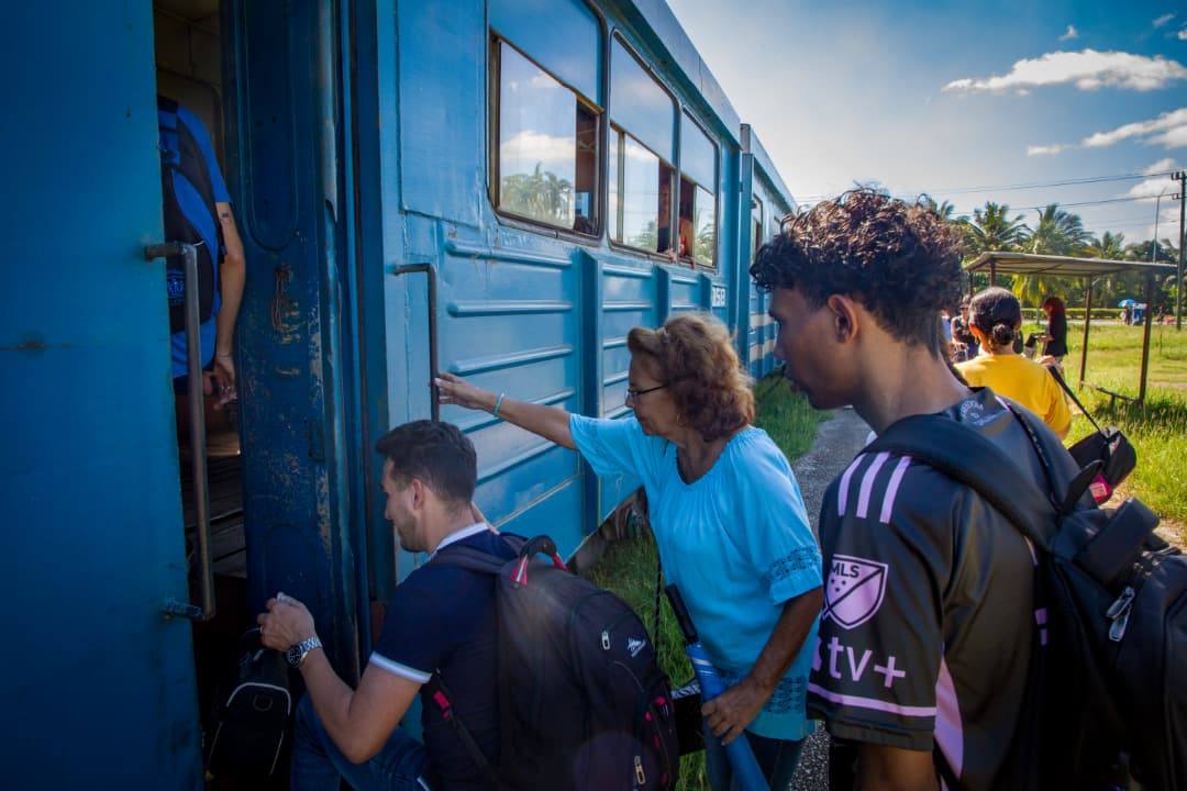 E_RdgzDavila's tweet image. El Tren Universitario de Santa Clara. Este servicio parte de la estación de la ciudad hacia la Universidad Central &quot;Martha Abreu&quot; de Las Villas (UCLV), es el gigante que transporta diariamente a estudiantes, profesores y otros trabajadores.⤵️
facebook.com/share/p/1G6KTZ…