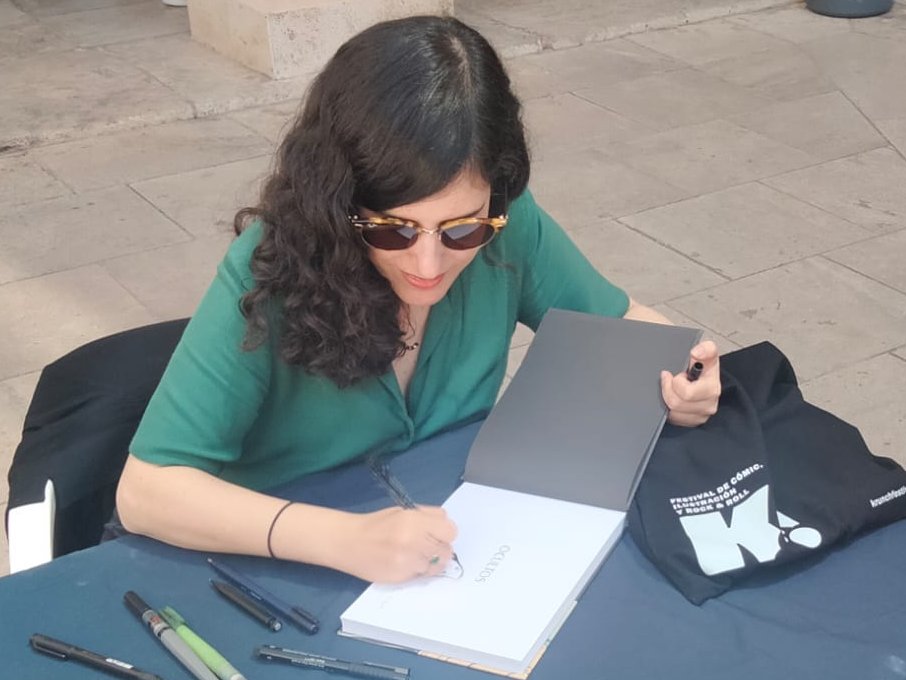 Una de las autoras valencianas con mayor proyección, gracias a trabajos como "Ocultos" o "Nocturnos", LAURA PÉREZ, ganó el Premio Fnac-Salamandra Graphic por "Náufragos" en 2016 y ha trabajado para Vanity Fair o National Geographic.  <a href="/lauraperezgr/">Laura Pérez</a> #ValenciaRespiraComic