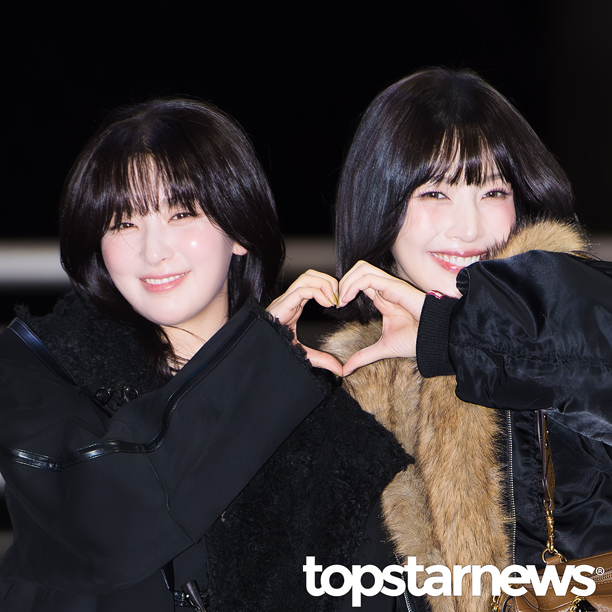 TSN_PHOTO's tweet image. 레드벨벳 조이-슬기, ‘눈웃음이 닮은 두 사람’ (인천공항 출국) [HD포토] #조이 #JOY #슬기 #SEULGI #레드벨벳 #RedVelvet #드림콘서트 #DreamConcertAbuDhabi #인천공항 #출국 #입국 #프리뷰 topstarnews.net/news/articleVi… &amp;lt;- Original Photo