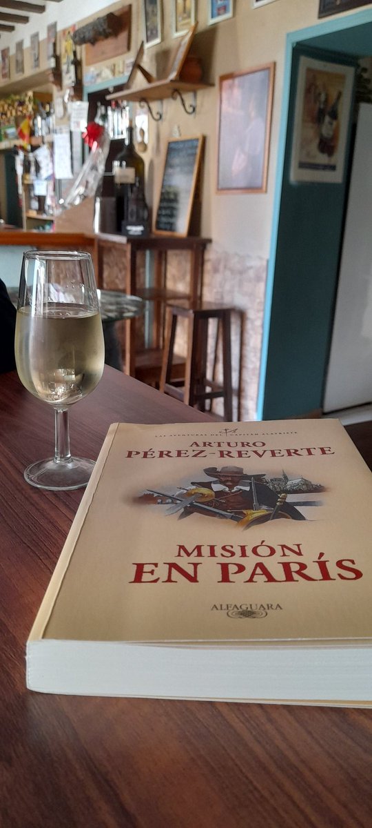 Útimamente, cada vez que voy a la parroquia, dejo "colgao" Misión en París un rato y me tomo una copita de arroyuelo de Chiclana con mi hermano. Salud, <a href="/perezreverte/">Arturo Pérez-Reverte</a> 🙃