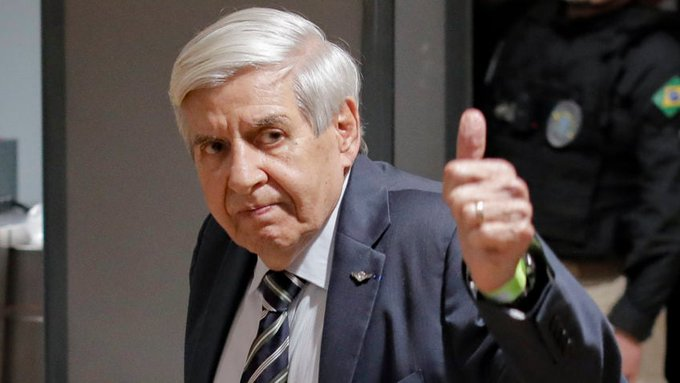 ArleteCaetum's tweet photo. O Brasil está prestes a cometer um dos seus maiores erros históricos.
 Perseguir e prender Augusto Heleno, um homem que dedicou a vida ao Exército e ao país, é a prova de que algo deu muito errado.
 Honra, lealdade e serviço não deveriam ser tratados como crime.  
O brasileiro conhece pouco seus verdadeiros heróis  e hoje tentam destruir mais um deles.