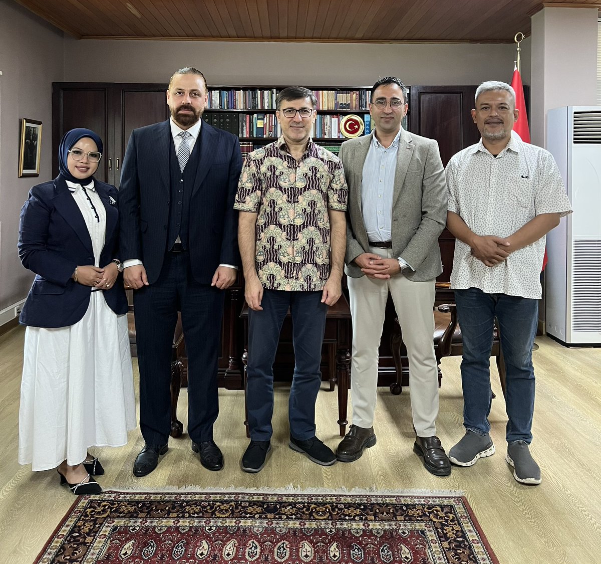 tkucukcan's tweet photo. Sayın İskender Bingöl ve heyetine nazik bilgilendirme ziyaretleri için müteşekkirim. Türkiye ve Endonezya arasındaki kültürel bağların kuvvetlenmesine yönelik projelerini hayata geçirmelerini diliyorum. https://t.co/Vn2vZNakkU