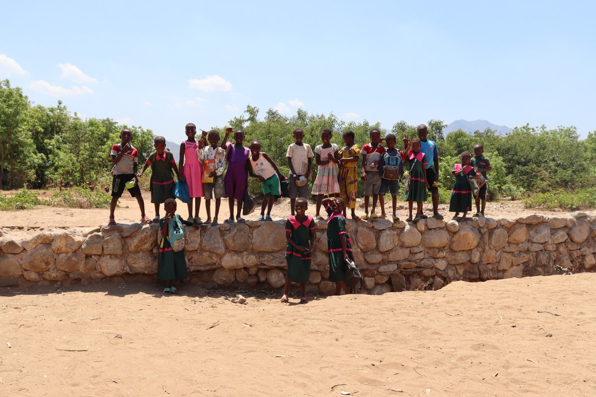 ConcernMalawi's tweet image. Mbenje community, T/A Ngabu- Nsanje, prioritize securing the primary school from flooding. They applied for the Community Disaster Fund from Concern Malawi, and built a dyke, ensuring safety from floodwaters and continued learning.
#WCD
#MyDayMyRight