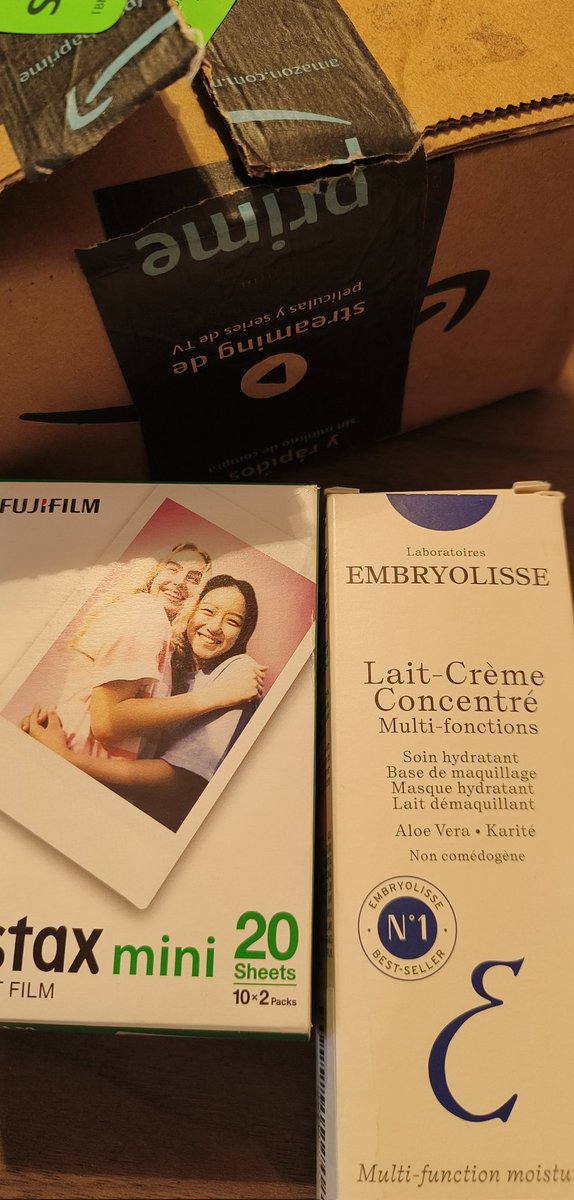 BaezAlo's tweet photo. @Profeco el día 22 de octubre pedí un teléfono móvil a través de @amazonmex y en lugar de este artículo recibí un cosmético 
y productos de fotografía, hasta la fecha no quieren efectuar el reembolso ni la reposición de mi producto. https://t.co/B05wJtT0ha