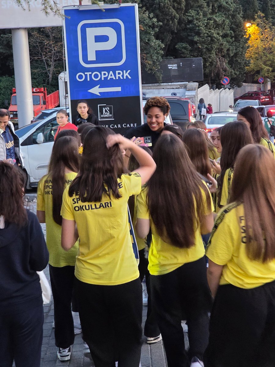 sporretro's tweet image. Burhan Felek önünde Ana Cristina&apos;ya büyük ilgi :)