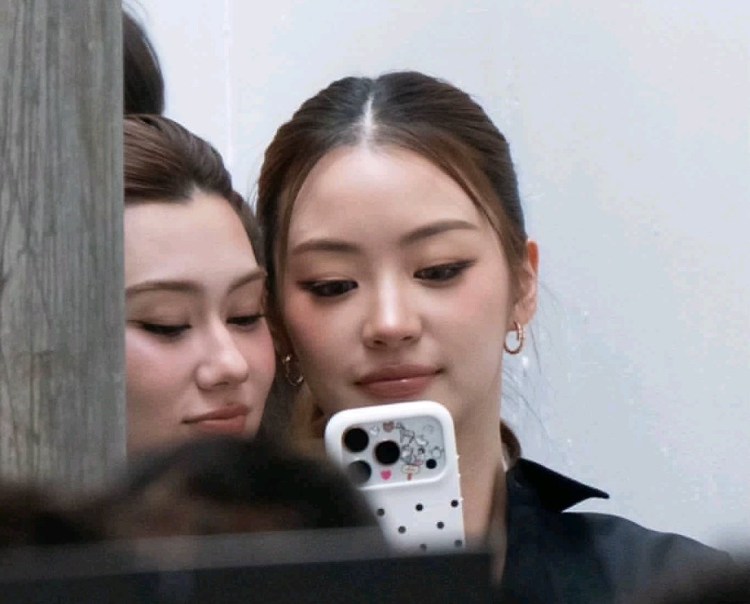 cloudsy21's tweet photo. @miunatshaa of course madam lee and mrs. schuetttt 🙈 https://t.co/whTKKfuXvk