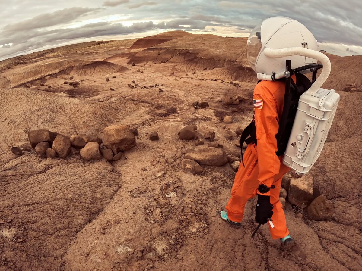 TheMarsSociety's tweet image. Crew 323 is busy on the ground at #MDRS this week — conducting EVAs, collecting rock samples, growing veggies, exercising &amp;amp; enjoying a meal with their crewmates. A full Mars analog experience in Utah! #marsanalog @CUBoulder #stem #utah #themarssociety