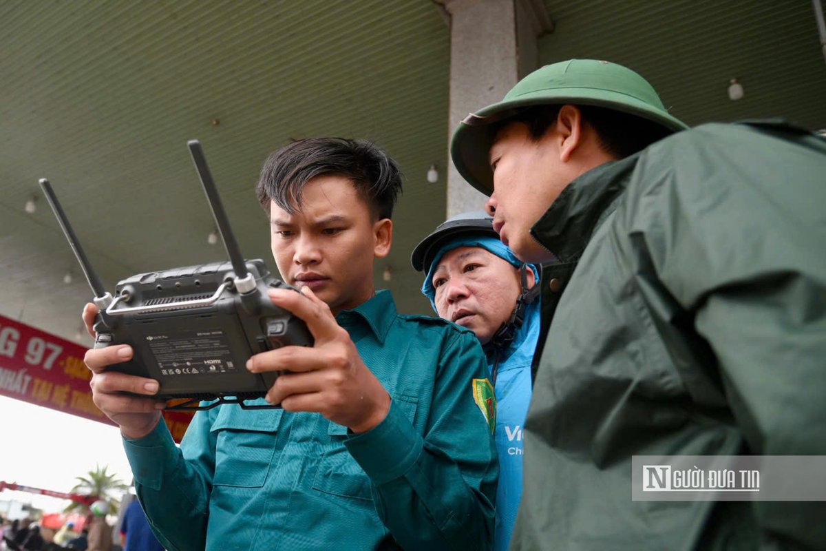 AnnQuann's tweet image. &quot;Shippers of Hope&quot;

#FloodRelief #Drones #VietnamPeopleArmy_VietnamMilitia