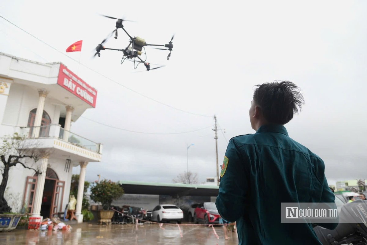 AnnQuann's tweet image. &quot;Shippers of Hope&quot;

#FloodRelief #Drones #VietnamPeopleArmy_VietnamMilitia