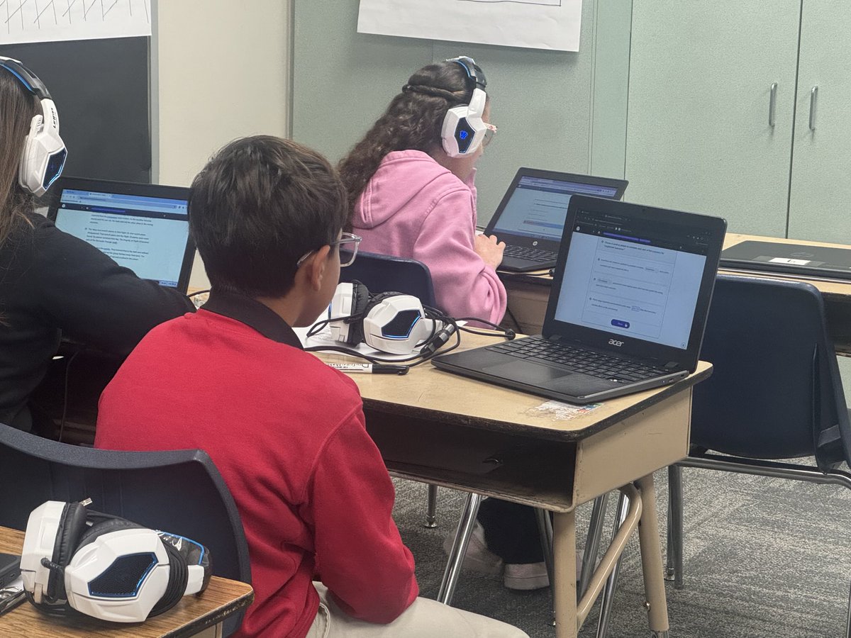 DrSDHoward's tweet image. In Mr. Porras’s 6th ELAR class our students are engaged in personalized learning working on their iReady pathways. #StudentExperience