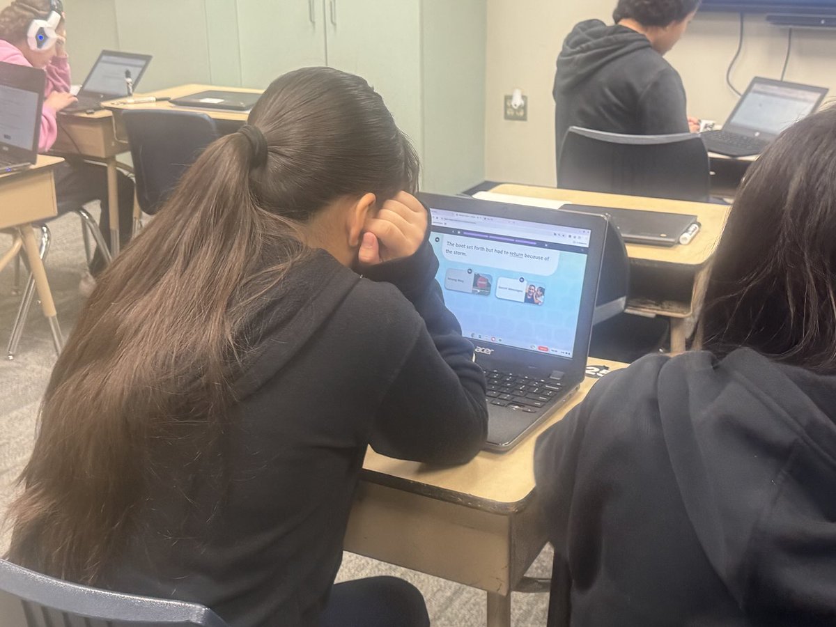 DrSDHoward's tweet image. In Mr. Porras’s 6th ELAR class our students are engaged in personalized learning working on their iReady pathways. #StudentExperience