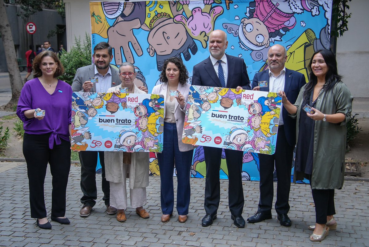 En el Día Mundial de la Infancia, lanzamos la nueva Tarjeta Bip “Buen Trato en Movimiento”. Los buses Red difundirán mensajes de la campaña, al igual que algunas pantallas dentro del Metro y también habrá paraderos que exhibirán gráficas alusivas al buen trato, contribuyendo así