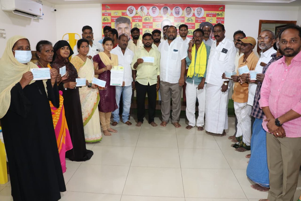 cjmraju's tweet image. ముఖ్యమంత్రి సహాయనిధి చెక్కుల పంపిణీ – చమర్తి జగన్ మోహన్ రాజు గారు

రాజంపేట నియోజకవర్గంలోని లబ్ధిదారులకు మొత్తం ₹11,67,513 విలువైన సీఎంఆర్ఎఫ్ చెక్కులను
టిడిపి నియోజకవర్గ ఇన్చార్జ్ చమర్తి జగన్ మోహన్ రాజు గారు అందజేశారు.

వైద్య ఖర్చులతో ఇబ్బందులు పడుతున్న కుటుంబాలకు సీఎం సహాయనిధి…