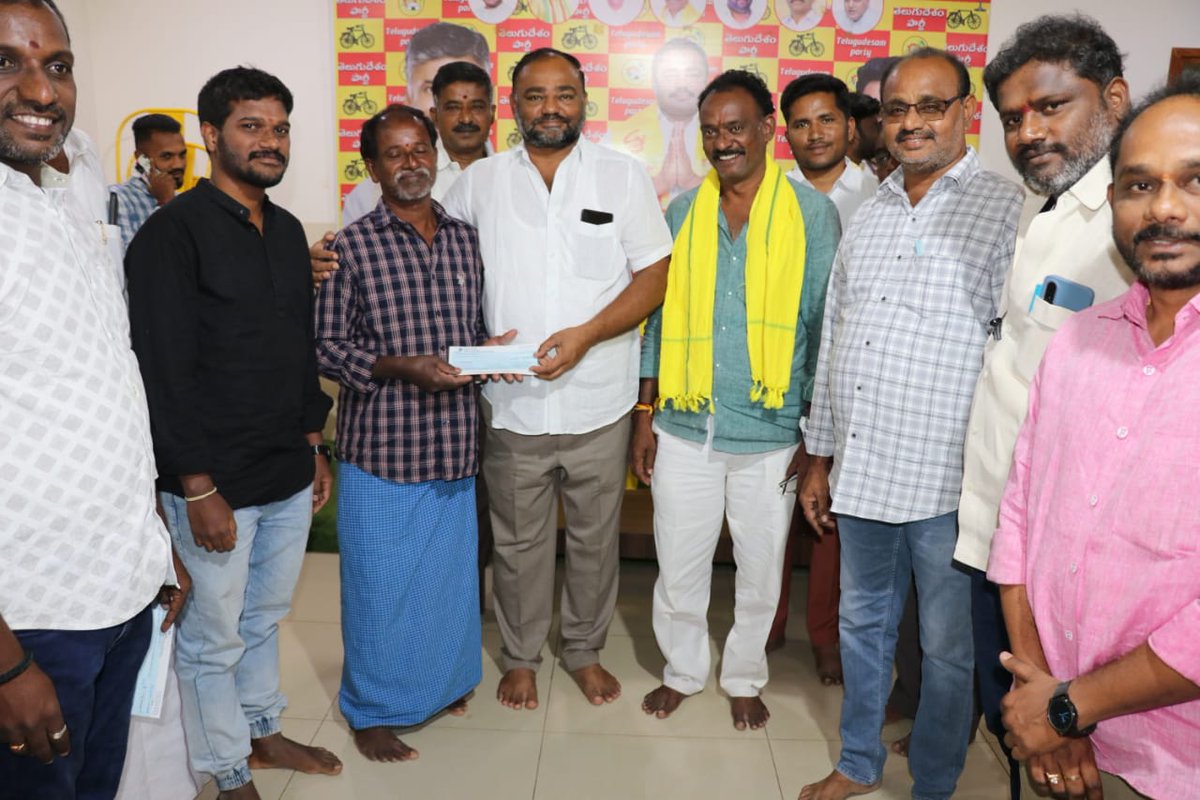 cjmraju's tweet image. ముఖ్యమంత్రి సహాయనిధి చెక్కుల పంపిణీ – చమర్తి జగన్ మోహన్ రాజు గారు

రాజంపేట నియోజకవర్గంలోని లబ్ధిదారులకు మొత్తం ₹11,67,513 విలువైన సీఎంఆర్ఎఫ్ చెక్కులను
టిడిపి నియోజకవర్గ ఇన్చార్జ్ చమర్తి జగన్ మోహన్ రాజు గారు అందజేశారు.

వైద్య ఖర్చులతో ఇబ్బందులు పడుతున్న కుటుంబాలకు సీఎం సహాయనిధి…