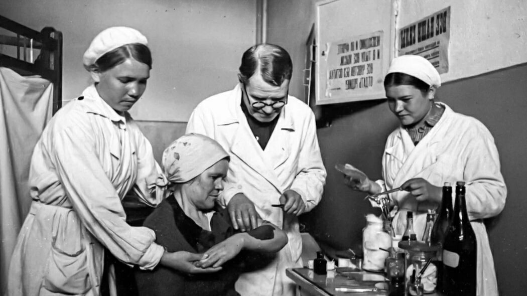 К началу 1938 года в СССР насчитывалось свыше 100.000 врачей. Наиболее распространенная специальность — терапевты, на втором месте по численности — хирурги. За годы советской власти количество врачей возросло в несколько раз и продолжало увеличиваться