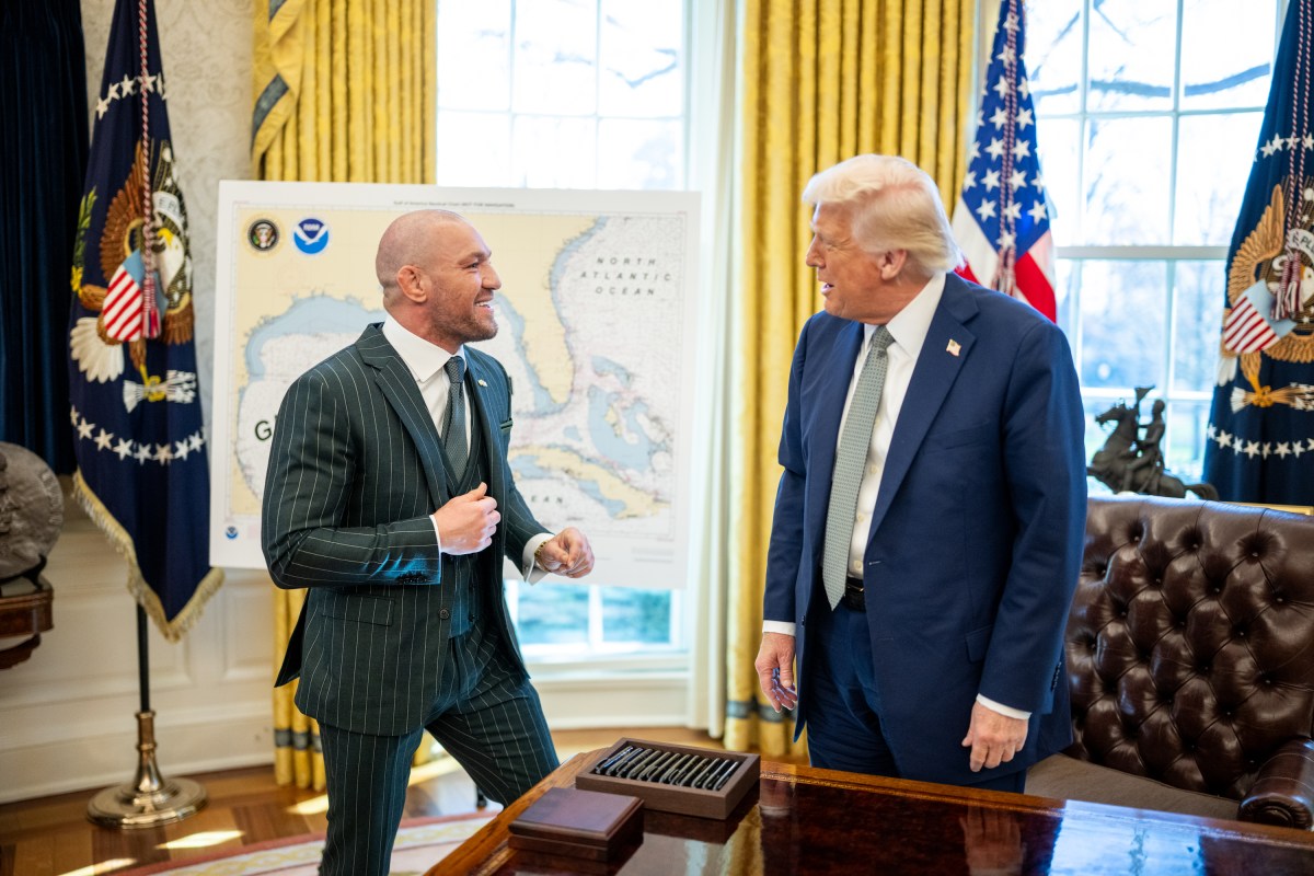 amokhan111's tweet image. What is so special standing with Trump...  seems like a pattern all people accused for rape stand with Trump..   even Connor mcgregor got this honour as well