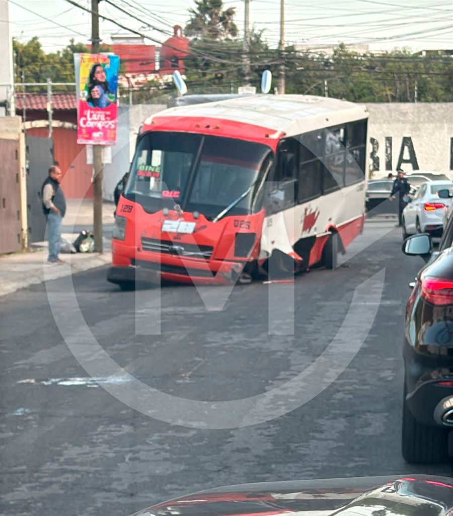 carlosmartinh's tweet image. 💥 Abandonan transporte público chocado en Camino Real y Morillotla #AsíSucede #CarlosMartínHuerta