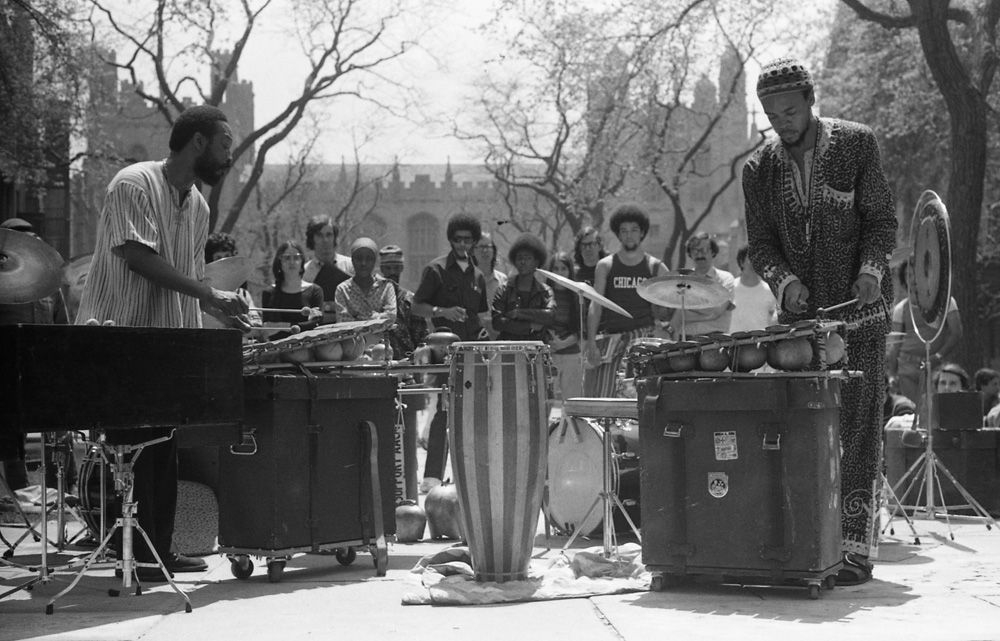 steinbeckpaul's tweet image. Steve McCall (L) and Famoudou Don Moye (R) performing on the @UChicago quadrangle, May 19, 1972. Photo by Frank Gruber.
#aacm #artensembleofchicago #creativemusic #experimentalmusic #greatblackmusic #southside