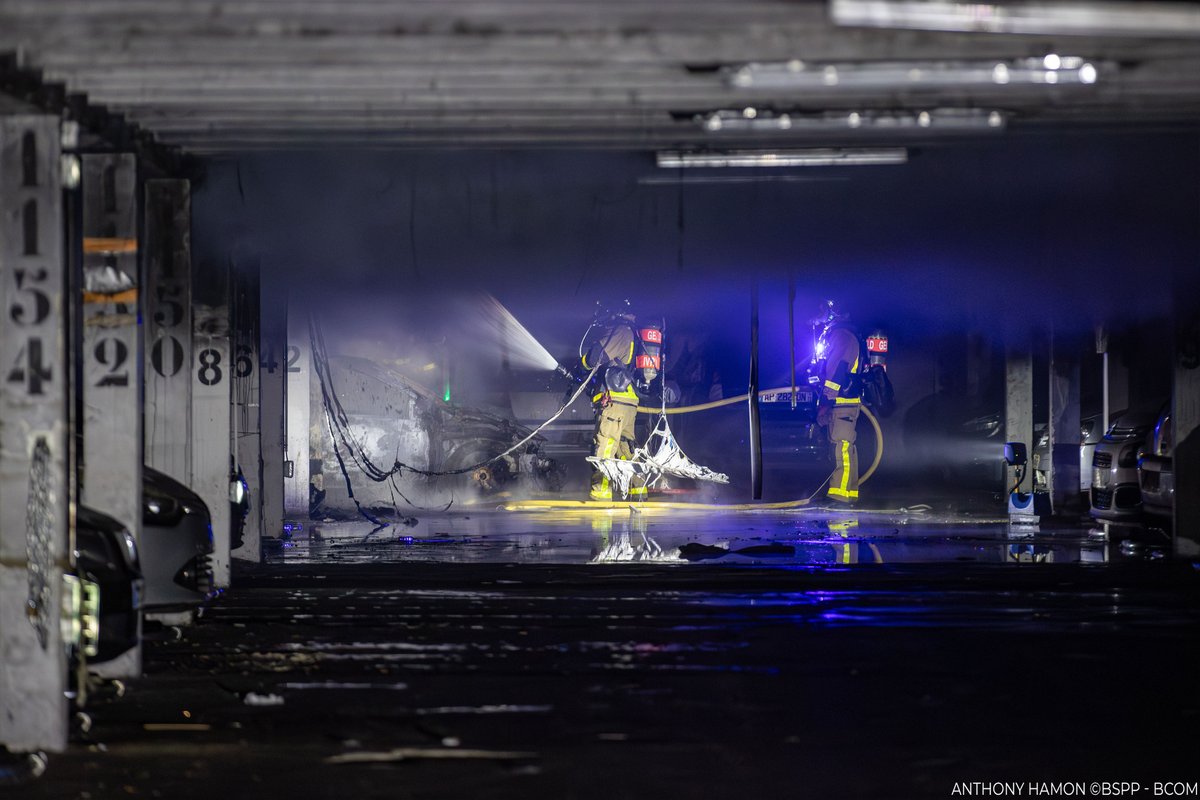 PompiersParis's tweet image. 🚨[#Intervention] | Ce matin, vers 5h, les sapeurs-pompiers de Paris sont intervenus à Montreuil (93) pour un feu de parking souterrain couvert.

🔥6 véhicules et 2 deux-roues sont la proie des flammes.

🚒3 lances viendront à bout du sinistre.