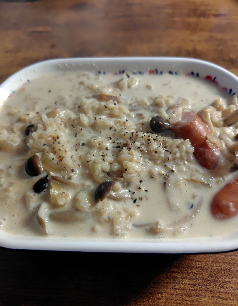 oshinatha_aka's tweet image. お久しぶりです？
今日は玄米と豆乳のチーズリゾット作りました

加工肉入れてしまったけど
きのこと玉ねぎも入れたので許してください🙇
#おうちごはん #健康オタク
