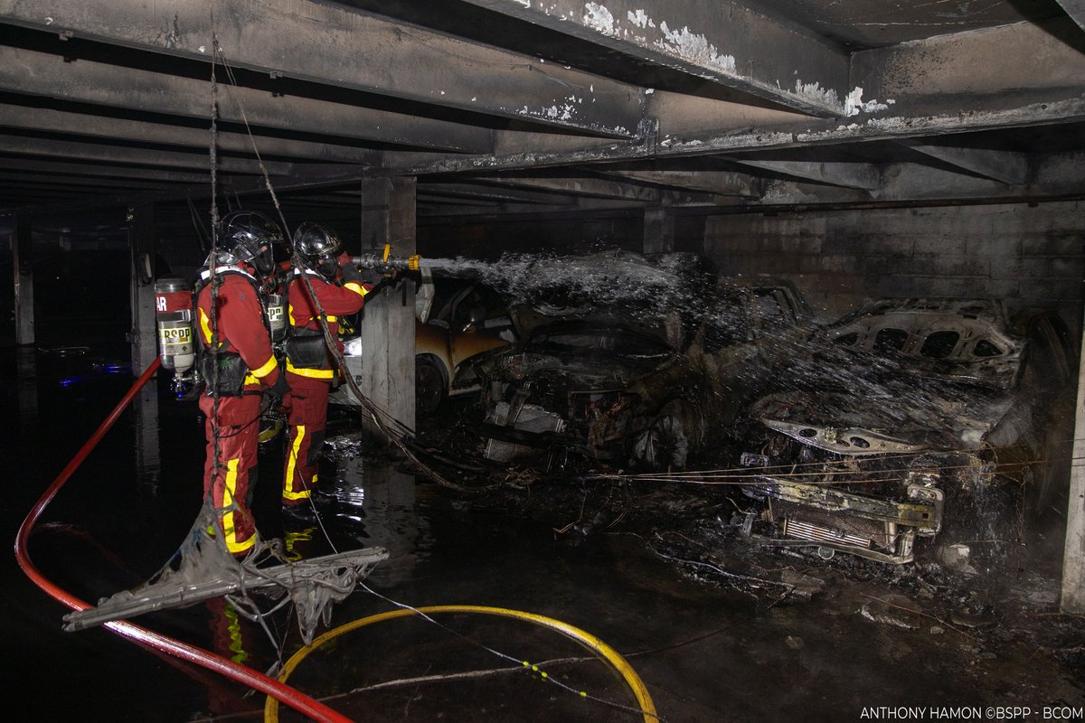PompiersParis's tweet image. 🚨[#Intervention] | Ce matin, vers 5h, les sapeurs-pompiers de Paris sont intervenus à Montreuil (93) pour un feu de parking souterrain couvert.

🔥6 véhicules et 2 deux-roues sont la proie des flammes.

🚒3 lances viendront à bout du sinistre.