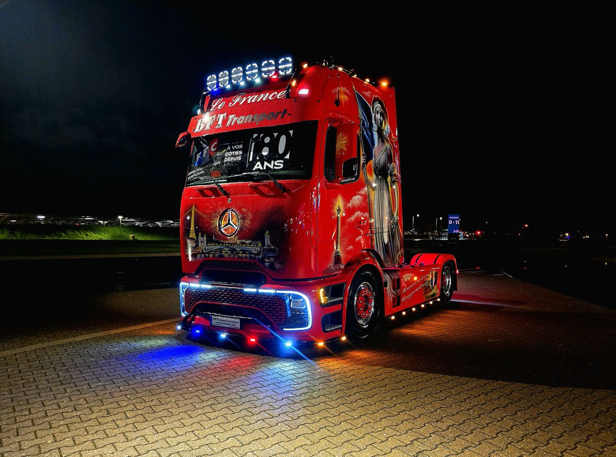 🔥🚚 𝗦𝗼𝗹𝘂𝘁𝗿𝗮𝗻𝘀 𝗦𝗵𝗼𝘄𝘀𝘁𝗼𝗽𝗽𝗲𝗿

Parked outside the entrance is this red Actros. It is one of the most beautiful trucks we've seen in a very long time.

In fact, if trucks had dating profiles, this Actros would be the one everyone swipes right on!