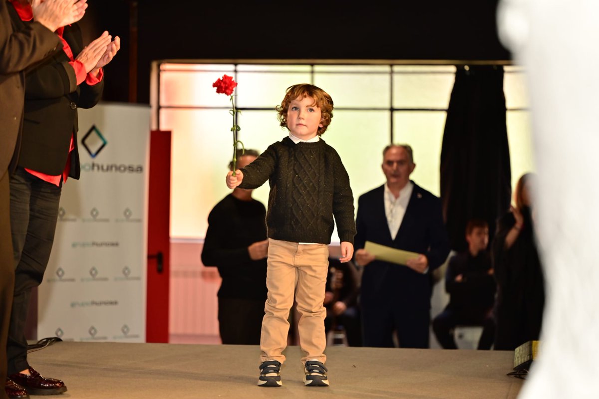 Emocionante acto en la mina del Pozo Sotón (Asturias), para homenajear a 70 hombres y mujeres, trabajadoras y trabajadores, que que fueron encarcelados, torturados e incluso asesinados, por defender la libertad.

Gracias, de corazón, por poner la simiente de la democracia que hoy