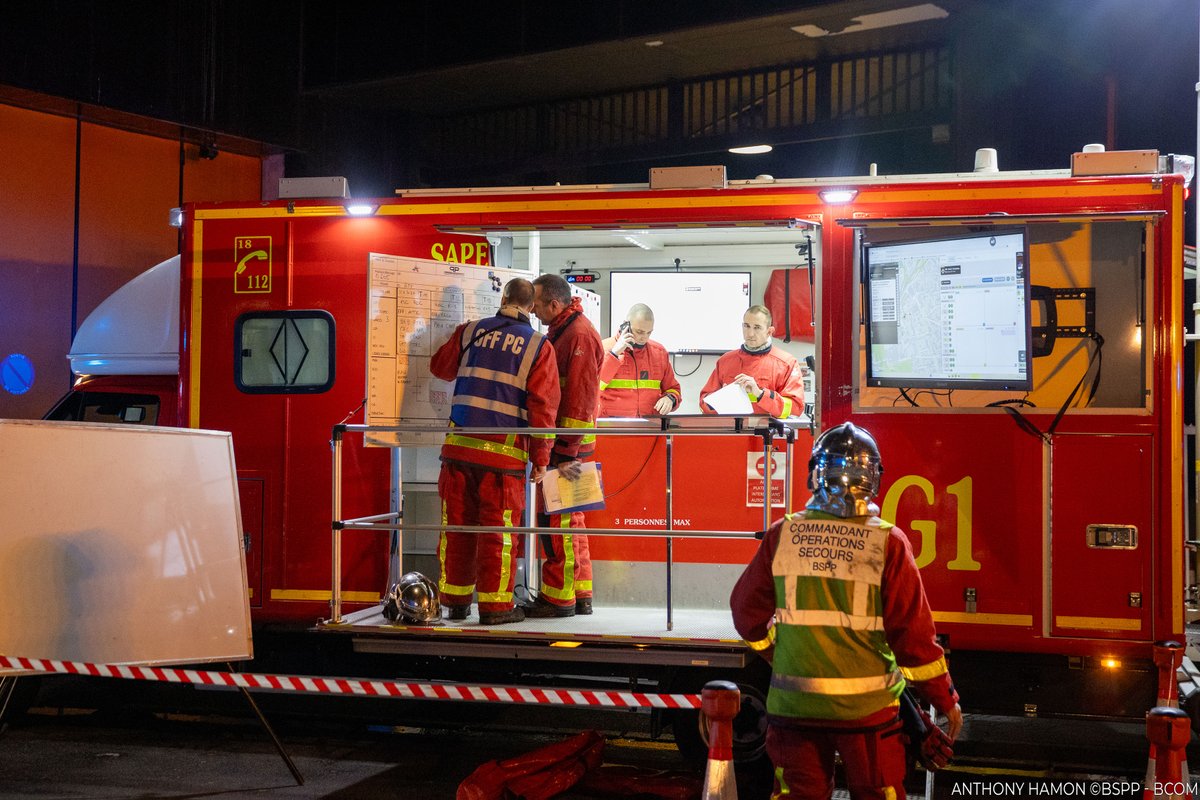 PompiersParis's tweet image. 🚨[#Intervention] | Ce matin, vers 5h, les sapeurs-pompiers de Paris sont intervenus à Montreuil (93) pour un feu de parking souterrain couvert.

🔥6 véhicules et 2 deux-roues sont la proie des flammes.

🚒3 lances viendront à bout du sinistre.