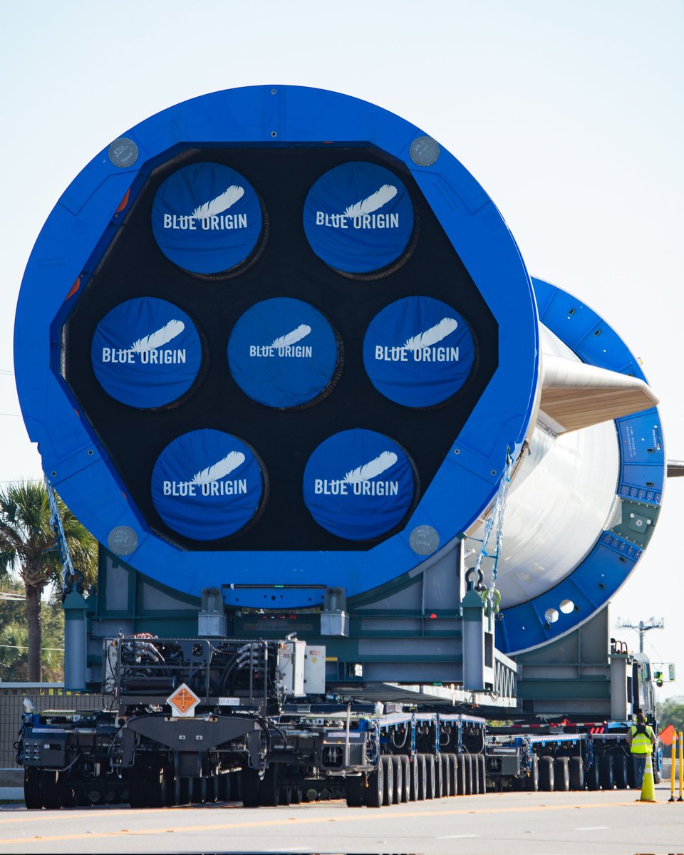 JennyHPhoto's tweet image. New Glenn&apos;s first stage, &apos;Never Tell Me the Odds,&apos; is on its way back to Blue Origin&apos;s facility.

It&apos;s hard to capture the sheer size of this rocket. Absolutely incredible.

Reporting for @SuperclusterHQ