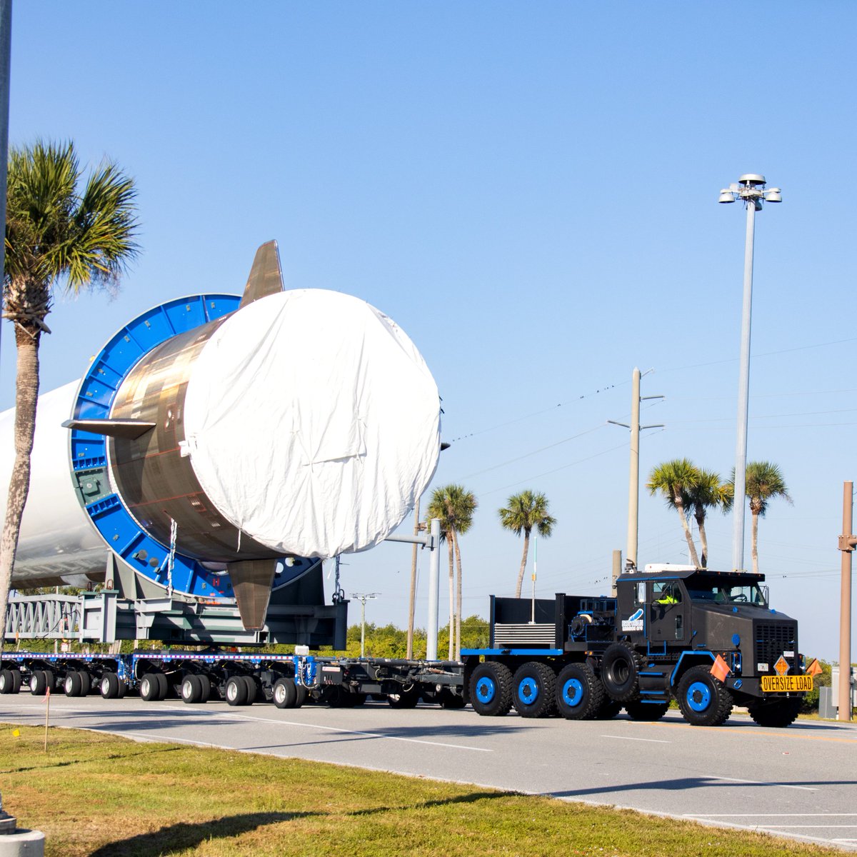 JennyHPhoto's tweet image. New Glenn&apos;s first stage, &apos;Never Tell Me the Odds,&apos; is on its way back to Blue Origin&apos;s facility.

It&apos;s hard to capture the sheer size of this rocket. Absolutely incredible.

Reporting for @SuperclusterHQ